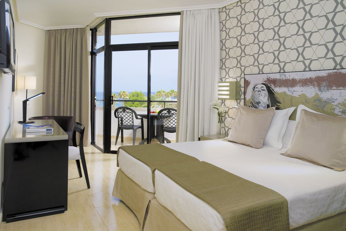 Chambre d'hôtel avec balcon vue mer à Tenerife.