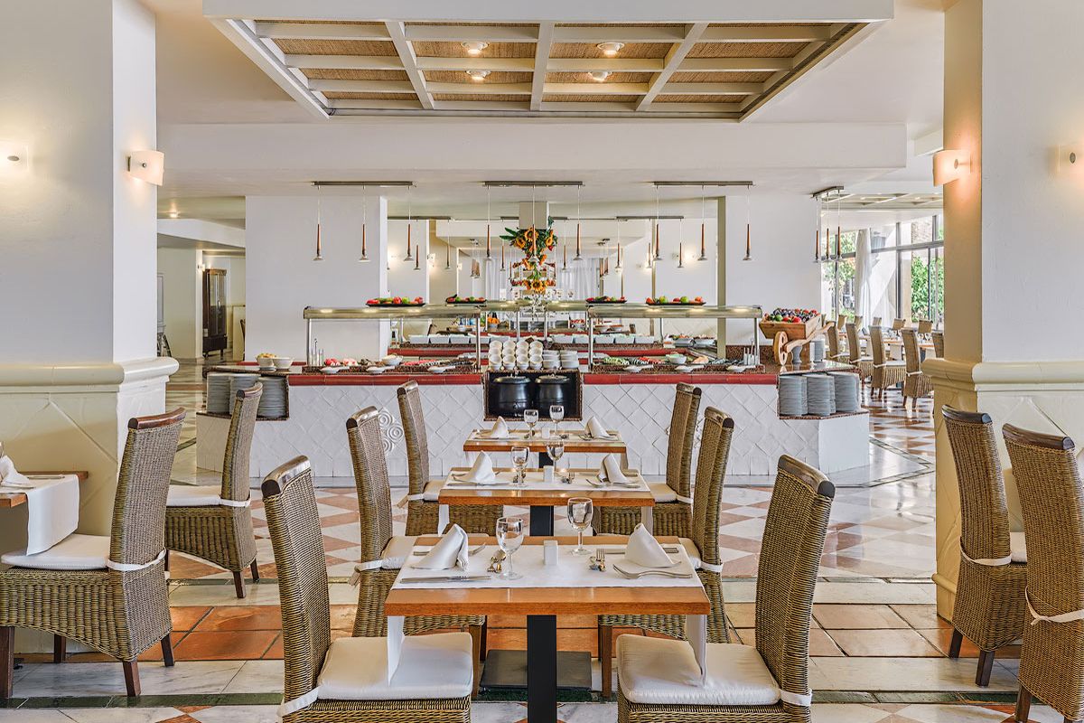 Salle à manger élégante avec tables dressées à Tenerife.