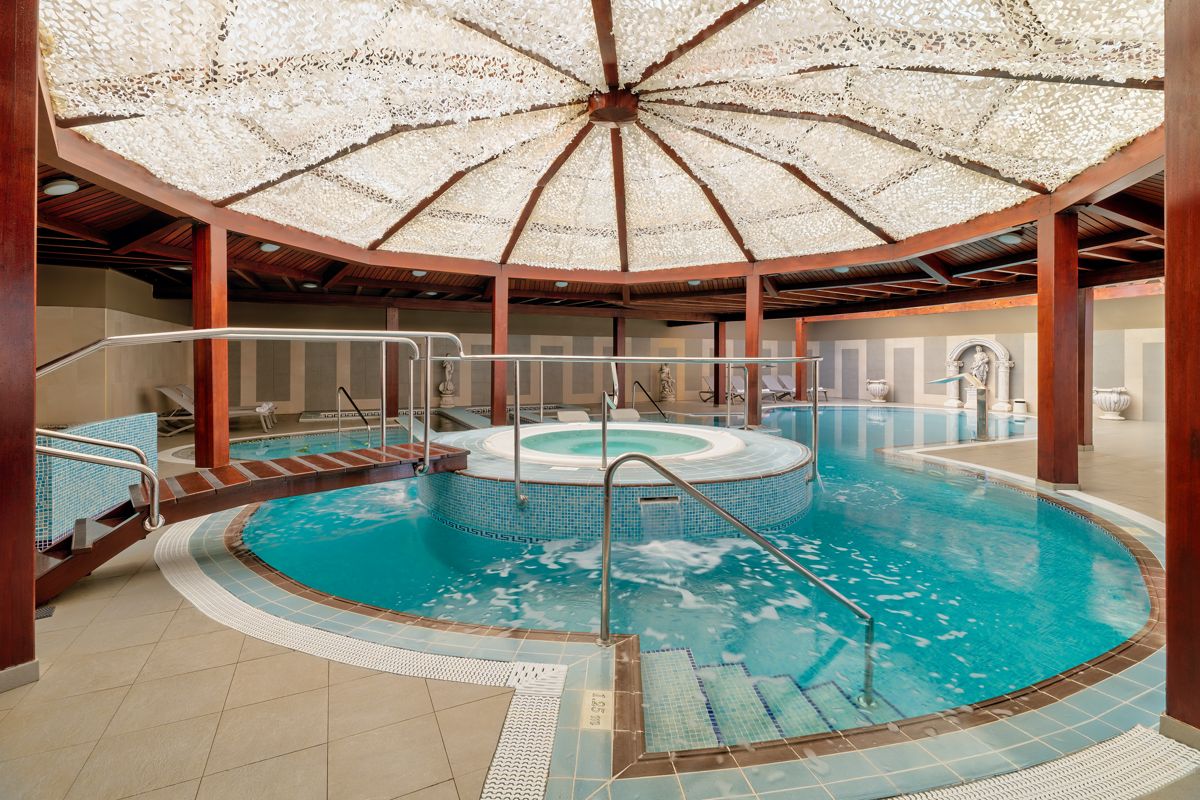 Piscine intérieure avec jacuzzi dans un spa à Tenerife.