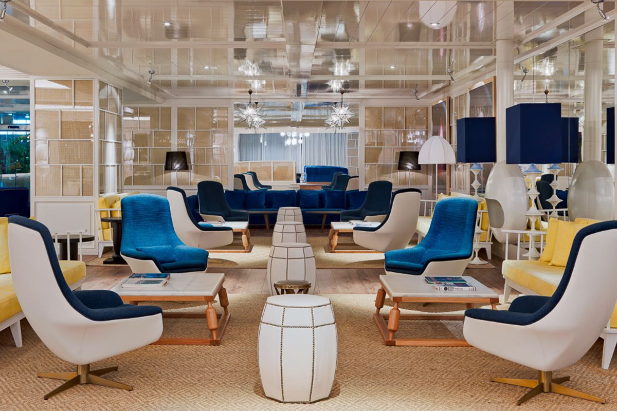 Salle de séjour avec fauteuils bleus et jaunes à Tenerife.