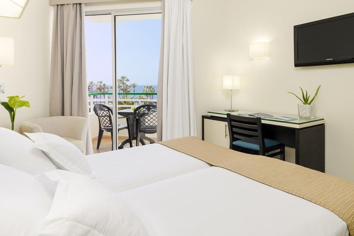 Chambre d'hôtel à Tenerife avec vue sur la mer et balcon.