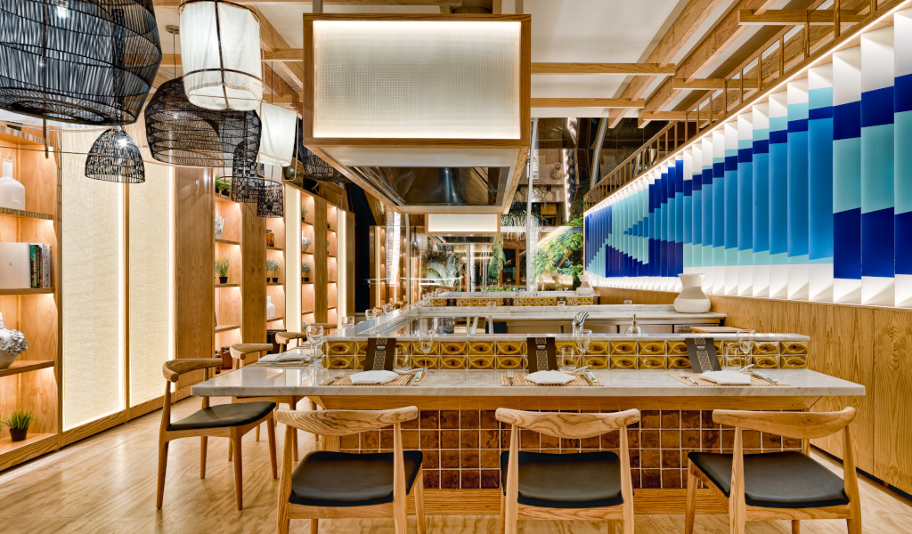 Restaurant moderne avec tables en bois et décoration lumineuse à Tenerife.