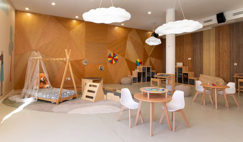 Salle de jeux pour enfants avec tables et jouets à Tenerife.