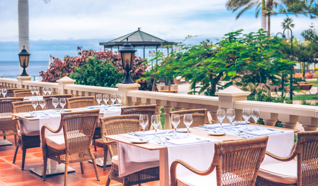 Tables en terrasse avec vue sur mer à Tenerife.