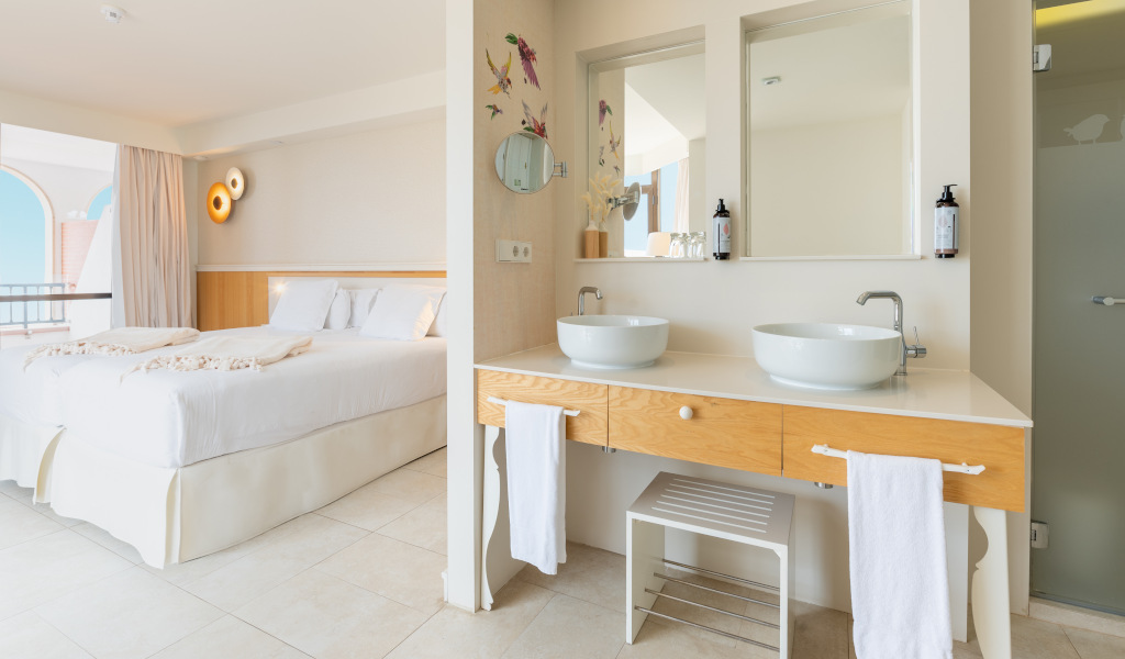 Salle de bain et chambre moderne avec vue à Tenerife.