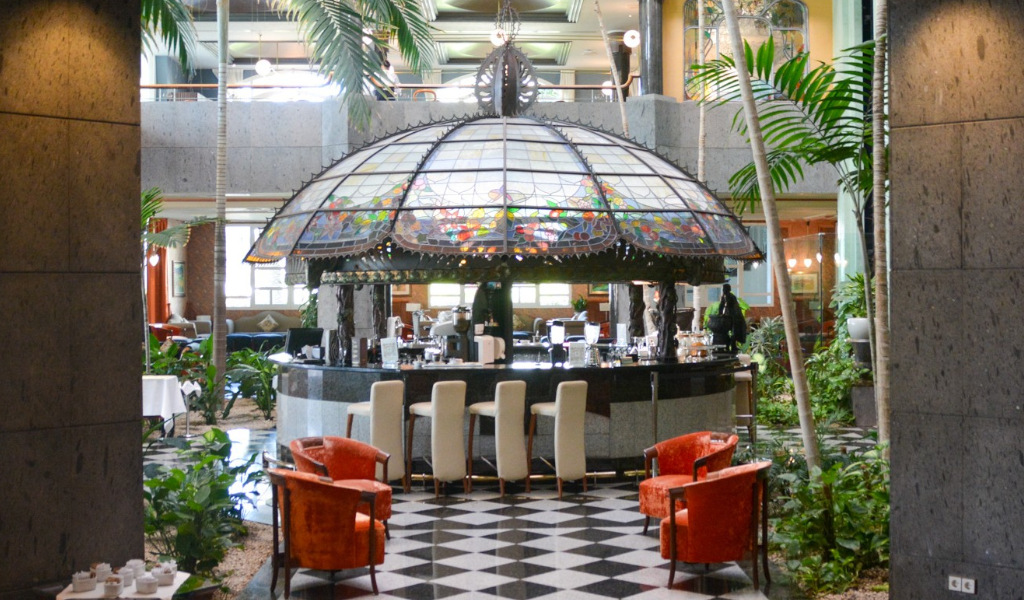 Bar au centre d'un hall avec verrière et plantes à Santa Cruz, Tenerife.