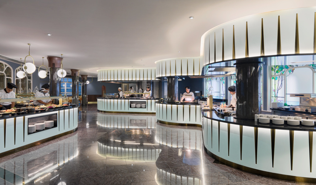 Chefs préparant des plats dans un buffet moderne à Tenerife.