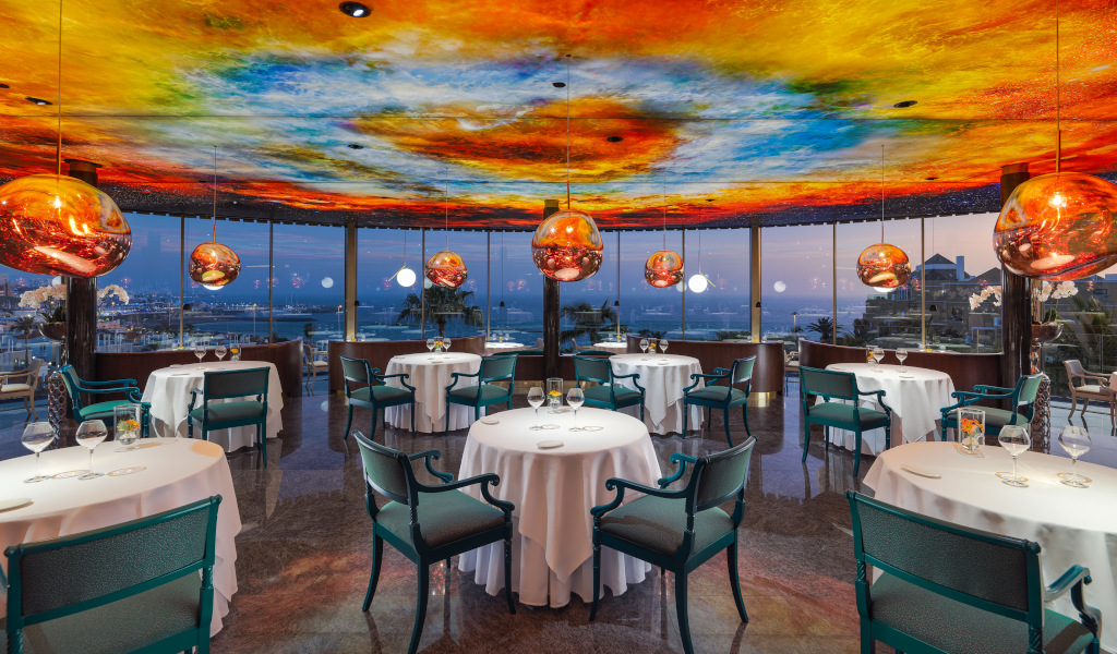 Salle à manger avec vue sur la mer et plafond coloré à Tenerife.