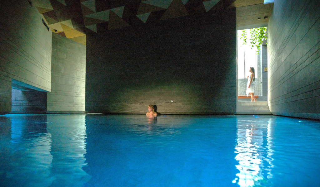 Piscine intérieure avec deux personnes à Tenerife.