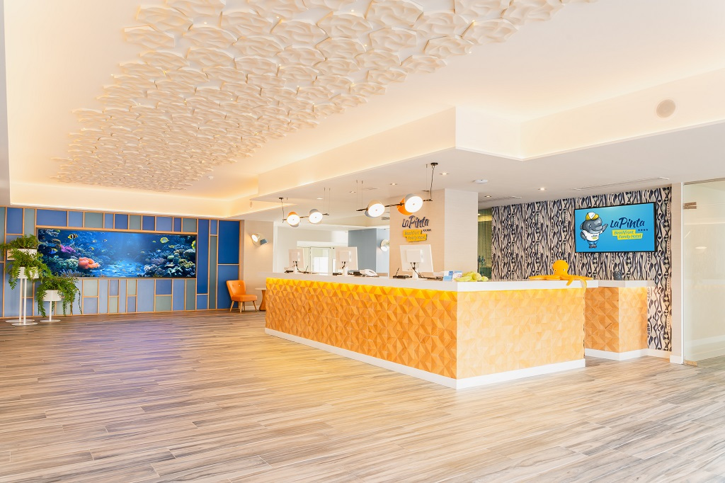 Réception de La Pinta Tenerife avec aquarium et comptoir orange.