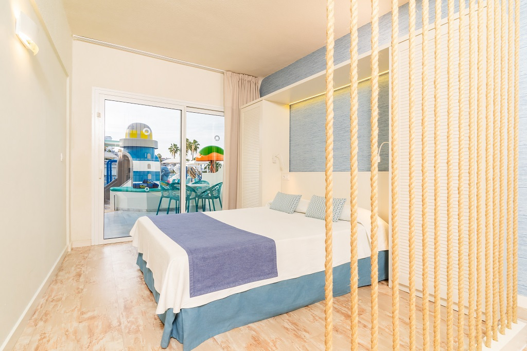 Chambre avec lit double et vue sur terrasse à Tenerife.