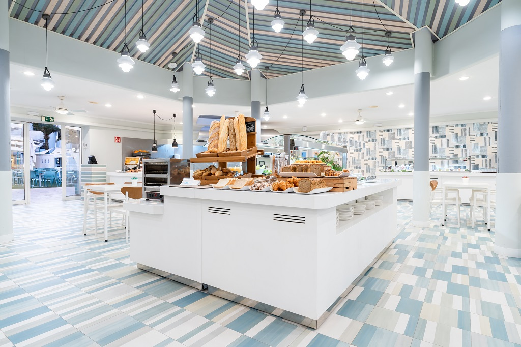 Boulangerie moderne avec pain frais à Tenerife.