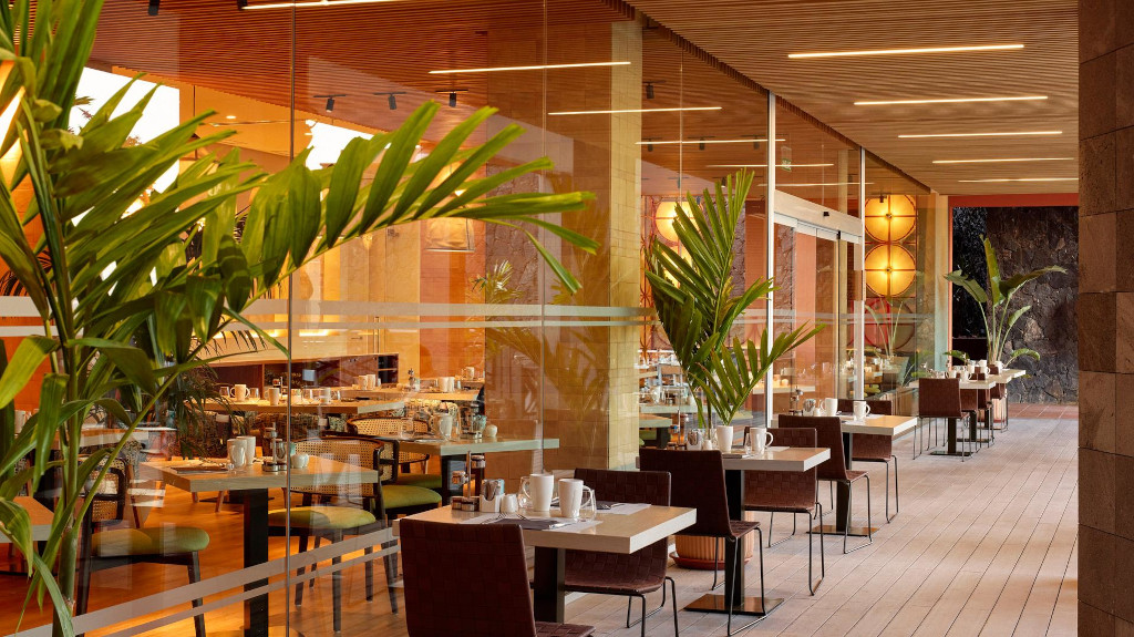 Salle à manger moderne avec tables dressées à Tenerife.
