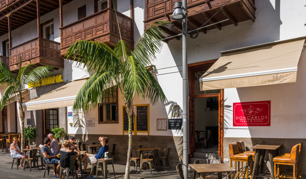 Café en terrasse à Puerto de la Cruz, Tenerife, près du restaurant Don Carlos.