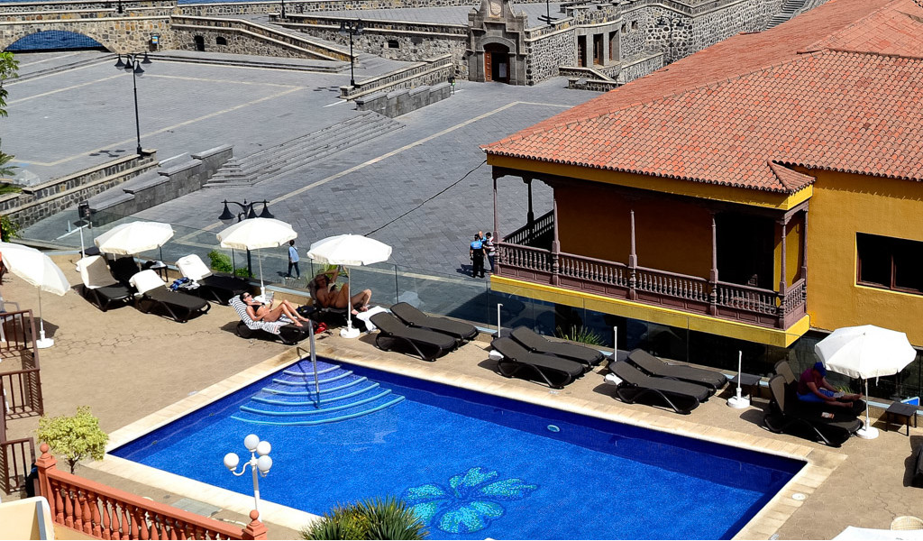 Transats et parasols au bord de la piscine à Garachico, Tenerife.