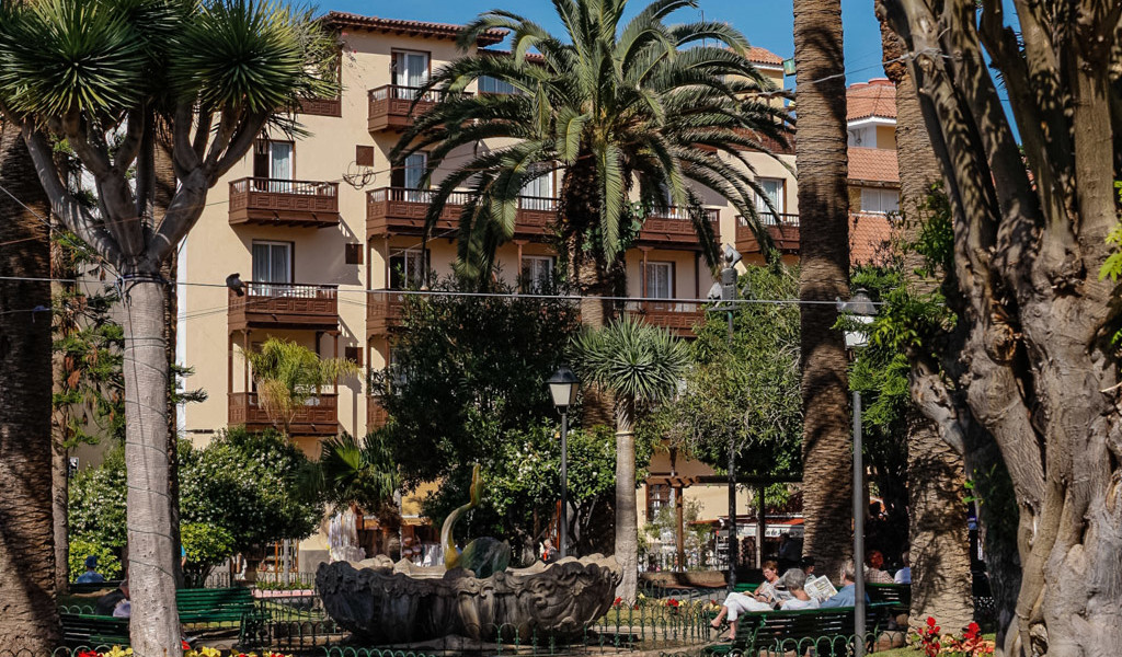 Place entourée de palmiers à Puerto de la Cruz, Tenerife.