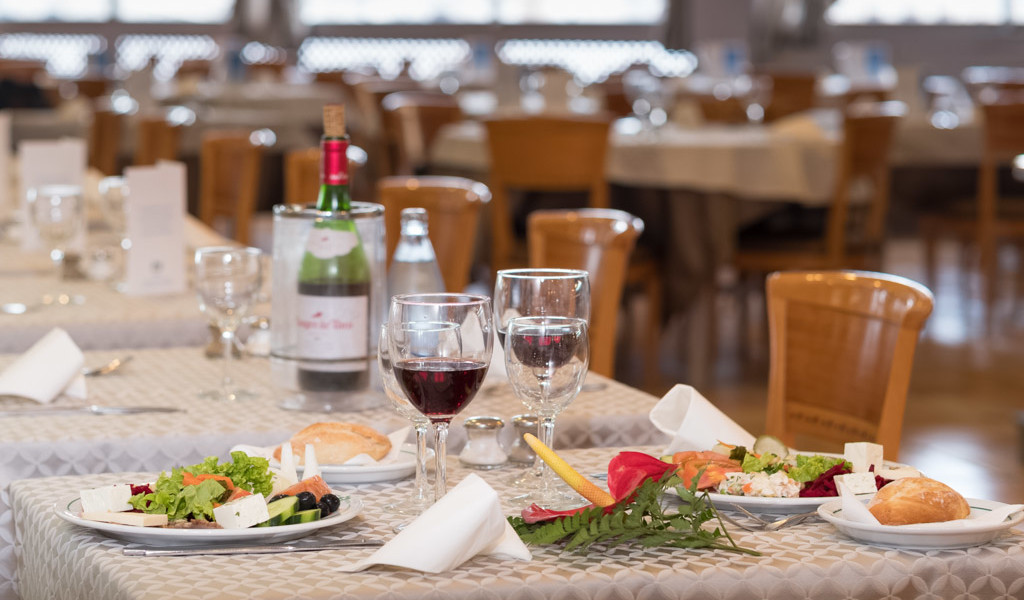 Repas avec vin rouge sur table dans un restaurant à Tenerife.