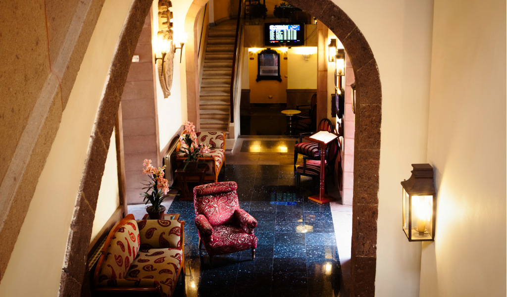 Salon élégant avec fauteuils à motif près des escaliers, Tenerife.
