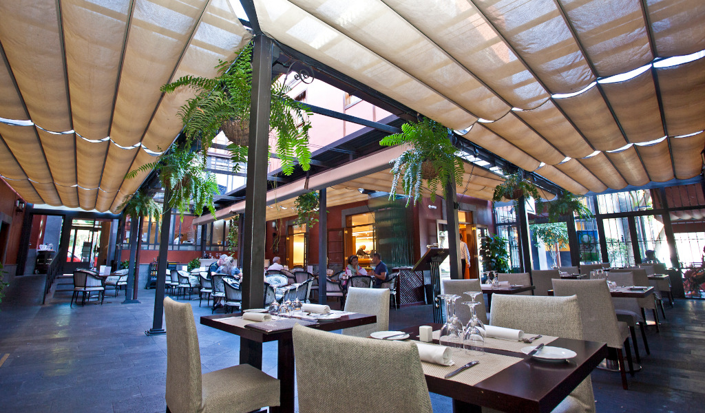 Restaurant avec terrasse couverte à Santa Cruz de Tenerife, tables dressées.