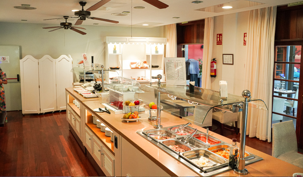 Buffet de petit-déjeuner avec fruits et plats à Los Cristianos, Tenerife.