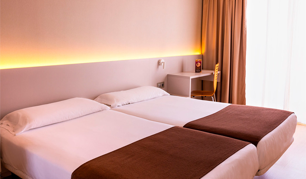 Chambre d'hôtel avec deux lits simples à Tenerife.
