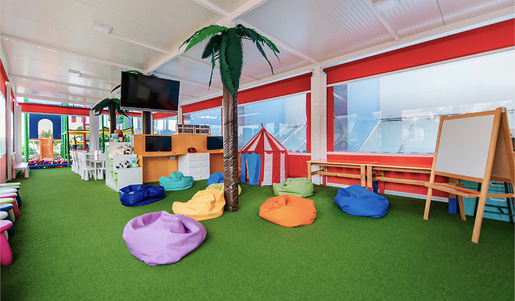 Salle de jeux avec coussins colorés et tableau blanc à Tenerife.