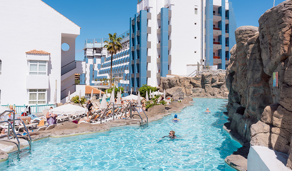 Piscine avec visiteurs à côté d'un hôtel à Tenerife.