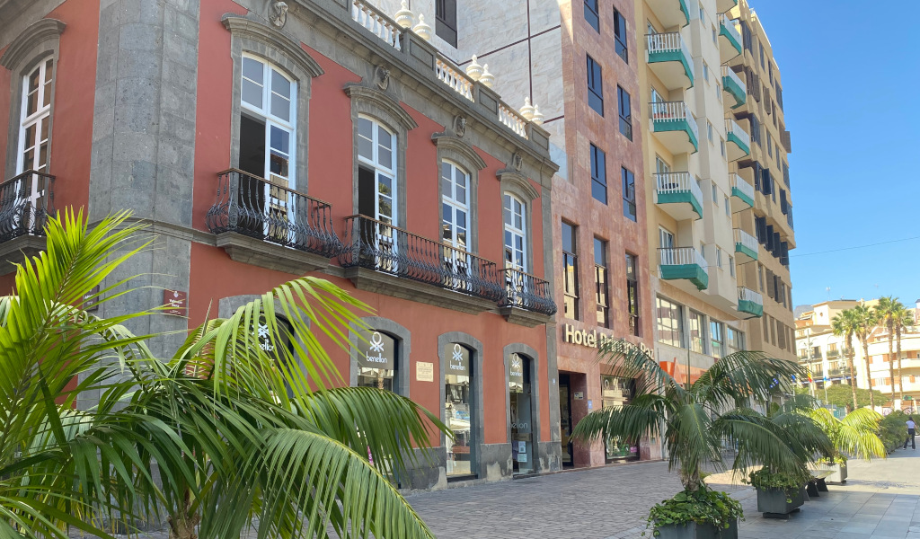 Hôtel Plaza Pozo et bâtiments voisins à Santa Cruz de Tenerife.