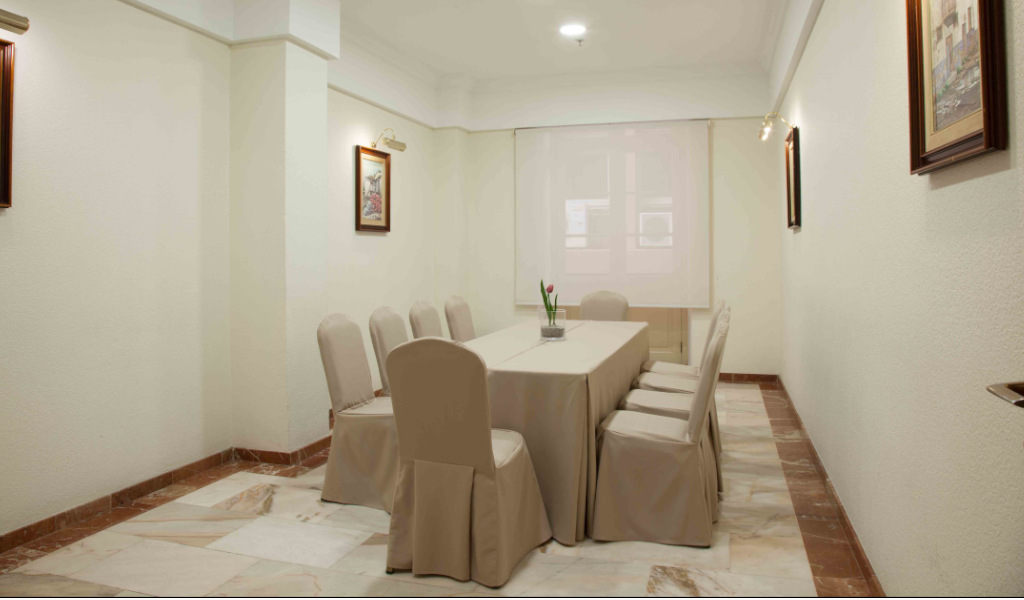 Salle de réunion avec table rectangulaire et chaises à Tenerife.