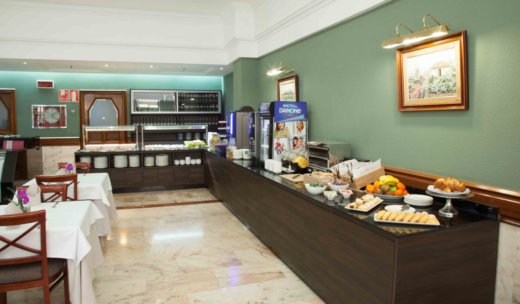Buffet petit-déjeuner à Tenerife avec fruits et croissants sur la table.