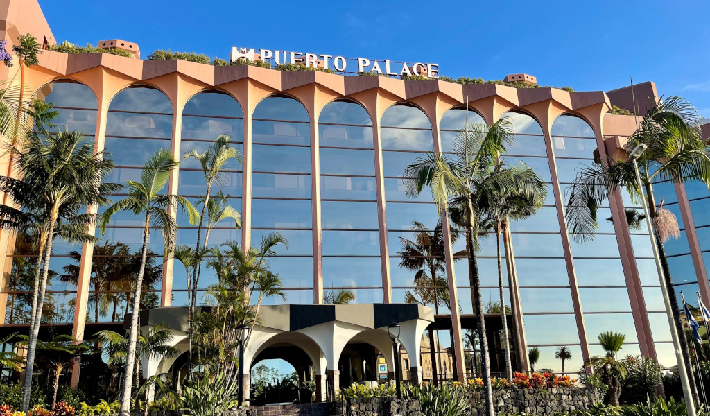 Façade de l'hôtel Puerto Palace avec palmiers à Puerto de la Cruz, Tenerife.