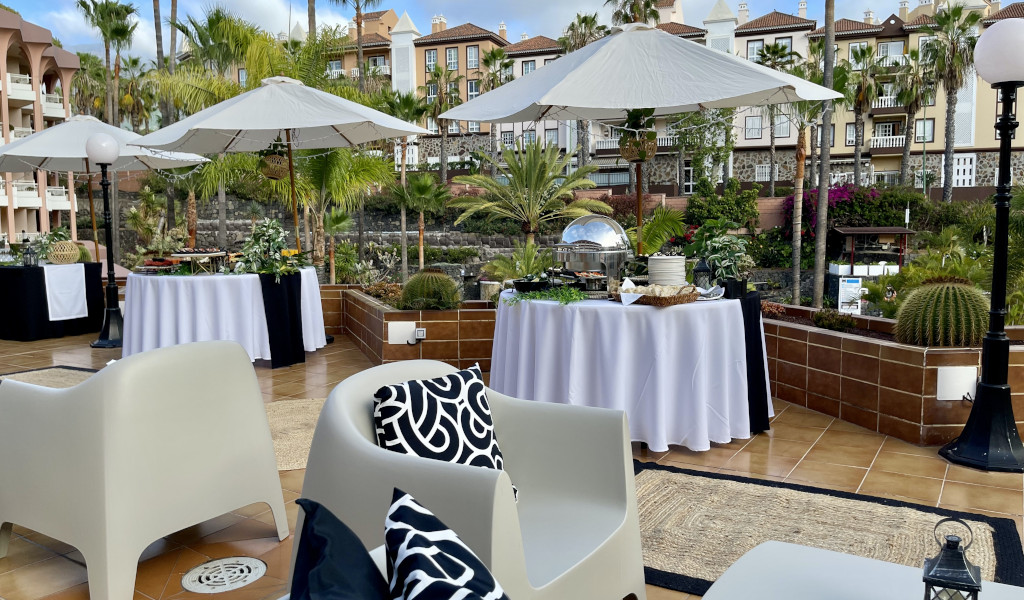 Mobilier de terrasse de luxe avec parasols et végétation à Tenerife.