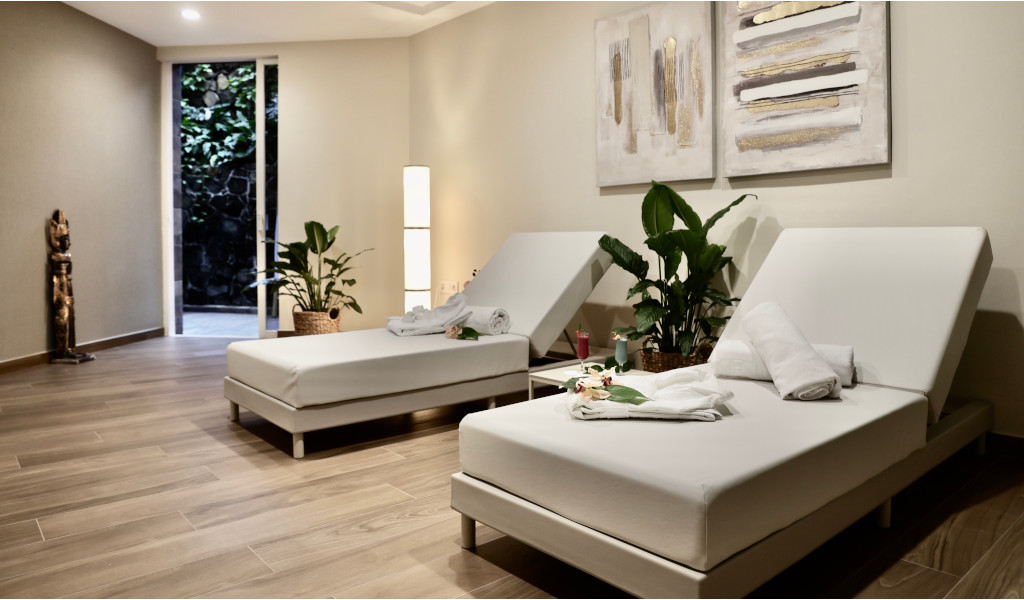 Deux lits de spa avec serviettes et plantes, intérieur calme Santa Cruz de Tenerife.