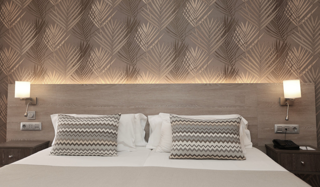 Lit double avec oreillers à motifs dans une chambre à Tenerife.
