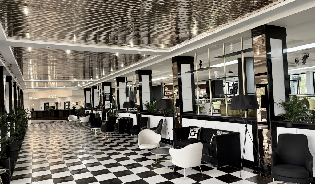 Hall moderne avec sol en damier et mobilier noir et blanc à Tenerife.