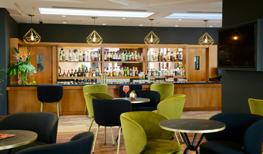 Bar proposant un large choix de bouteilles et un espace détente à Tenerife.