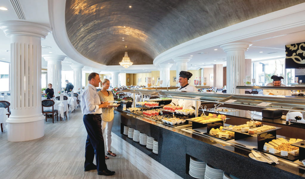 Buffet élégant dans un restaurant avec des chefs et des convives à Tenerife.