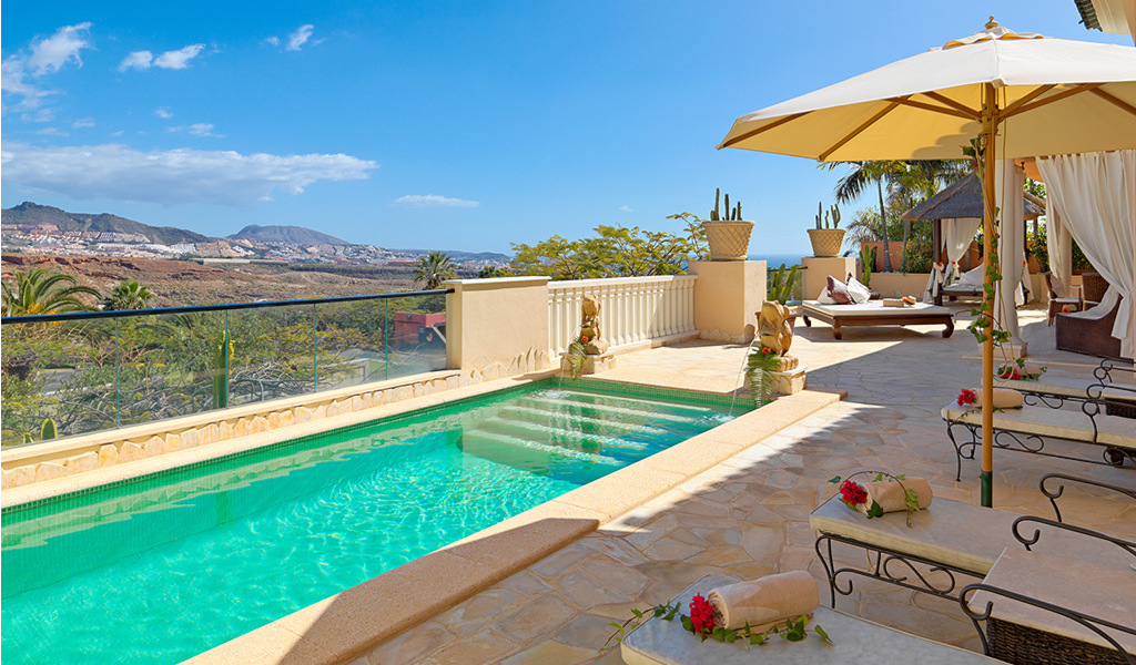 Terrasse avec piscine et vue sur les montagnes à Tenerife.