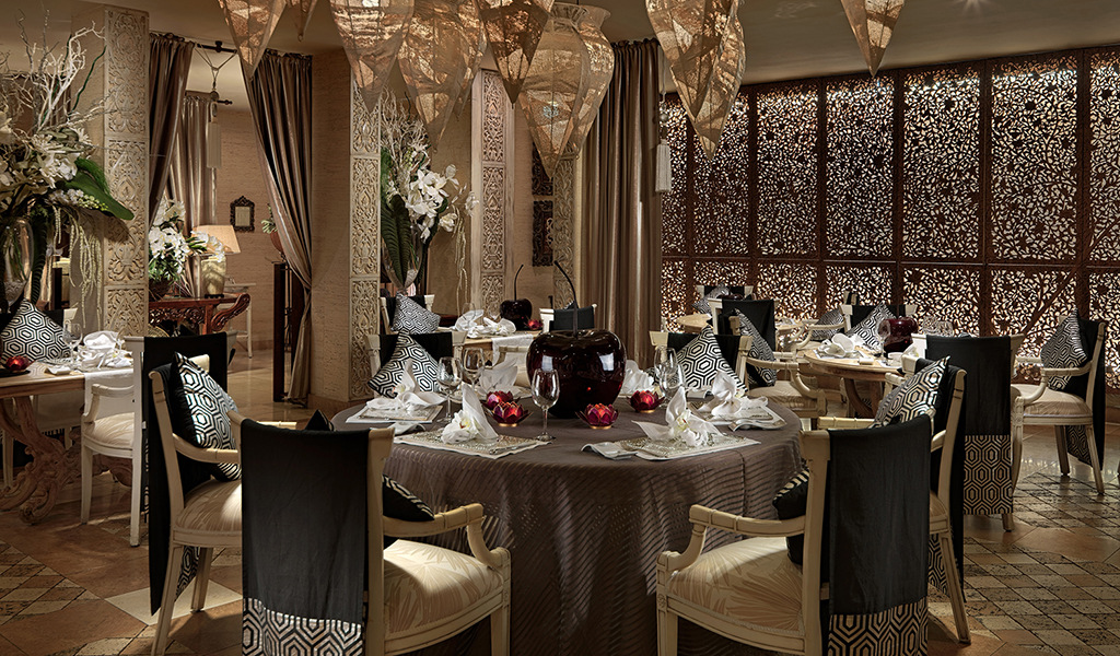 Restaurant élégant avec tables dressées, décoration florale et motifs géométriques à Tenerife.