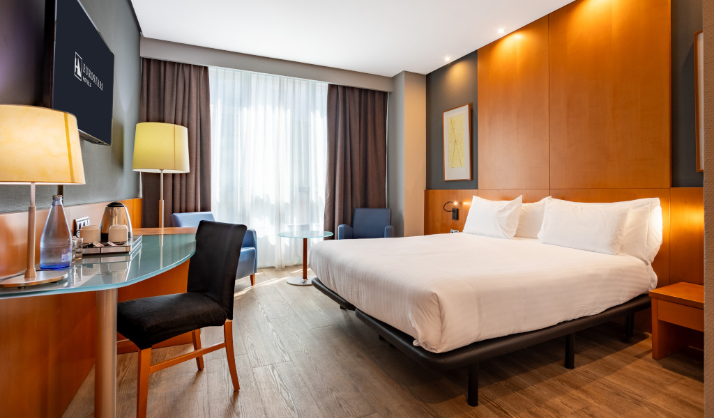 Chambre d'hôtel moderne avec lit double, bureau et télé à Santa Cruz de Tenerife.