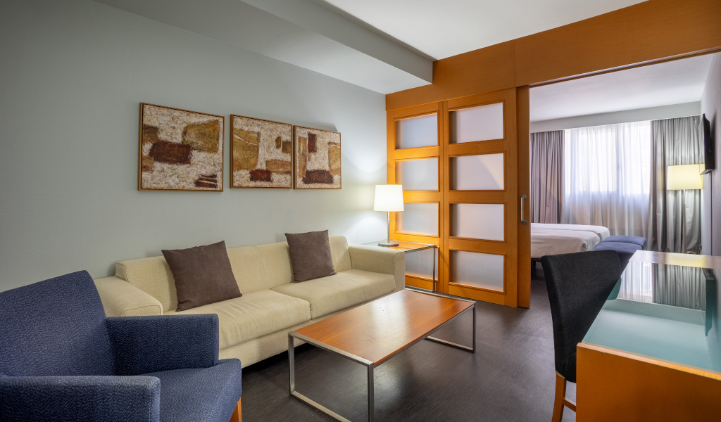 Salon avec canapé et oeuvres d’art à Tenerife. Chambre avec lumière naturelle.
