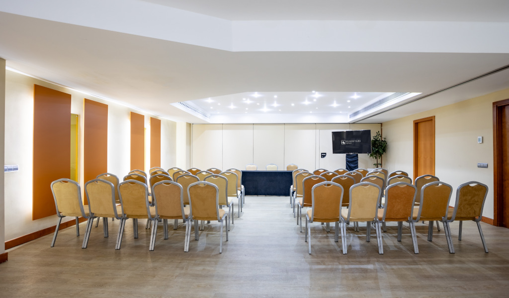 Salle de conférence avec chaises alignées à l'hôtel Silken Atlántida à Tenerife.