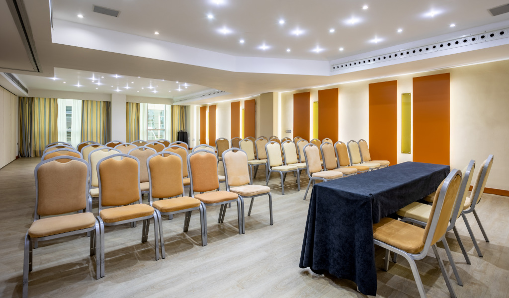 Salle de conférence avec chaises rangées à Tenerife.