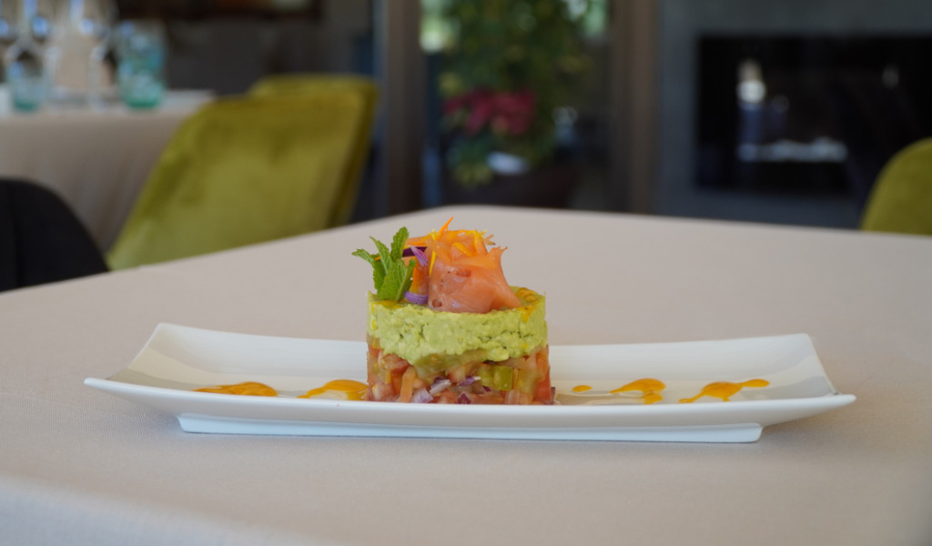 Tartare de saumon avec avocat sur une assiette blanche à Tenerife.