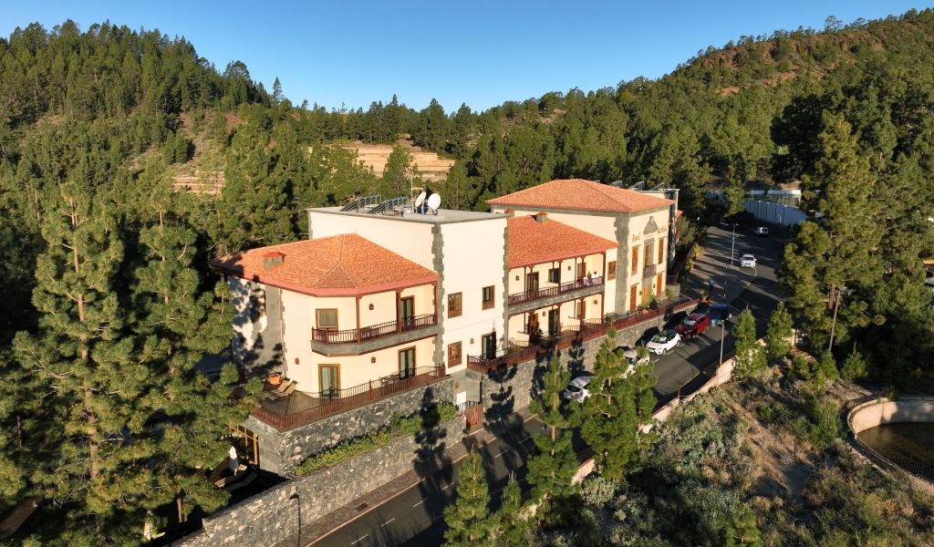 Bâtiment rural entouré d'arbres à Vilaflor, Tenerife.