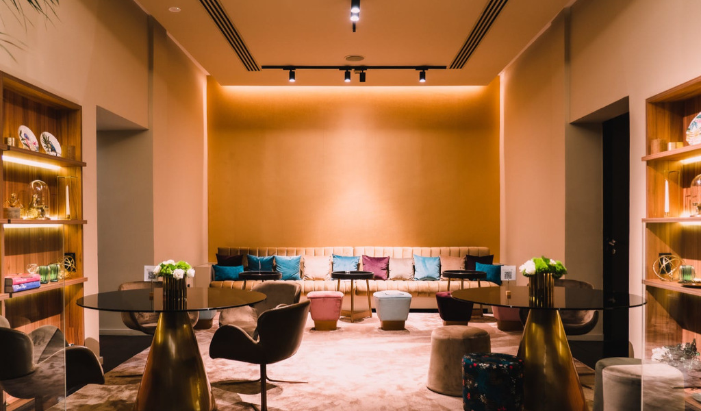 Salon moderne avec canapé, coussins colorés et tables, Tenerife.