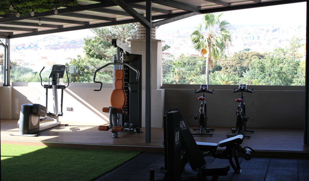 Salle de sport avec équipement et vue sur Santa Cruz de Tenerife.