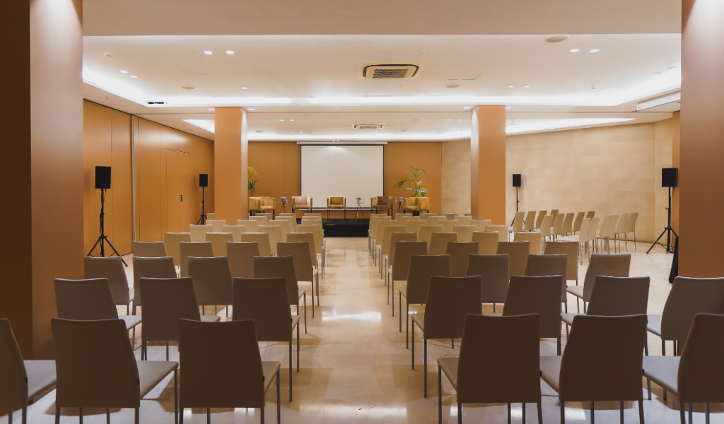 Salle de conférence avec chaises alignées et écran à Santa Cruz de Tenerife.