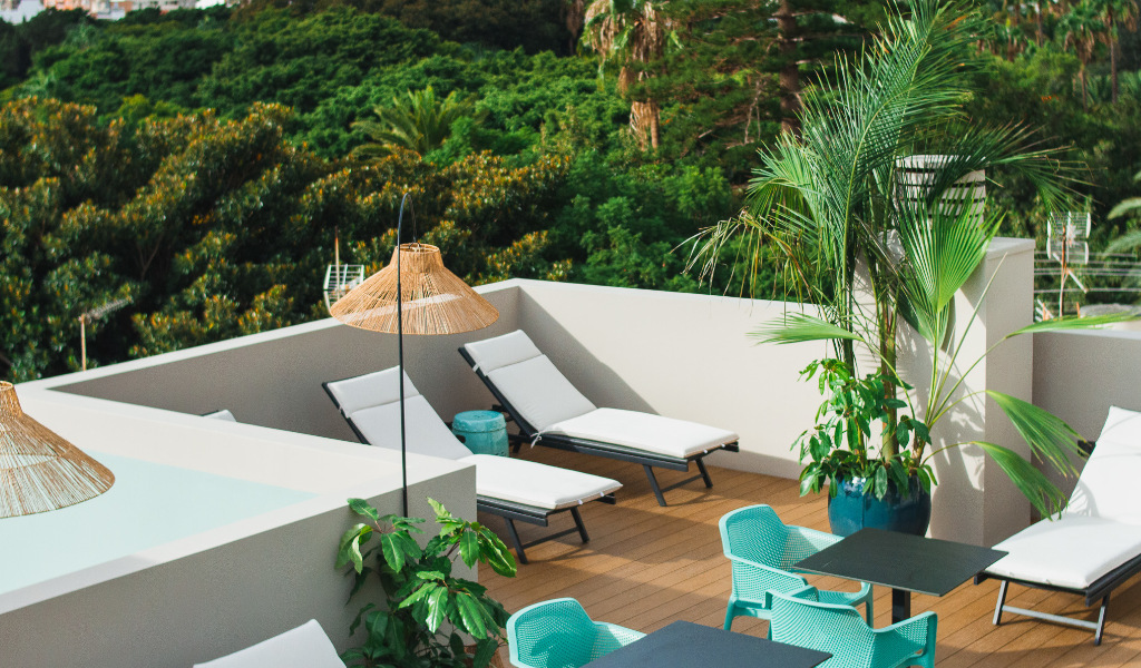 Terrasse avec chaises longues et plantes à Tenerife.