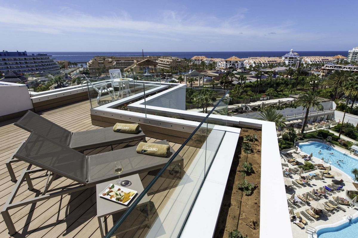 Terrasse de l'hôtel à Tenerife avec vue sur la piscine et la mer.